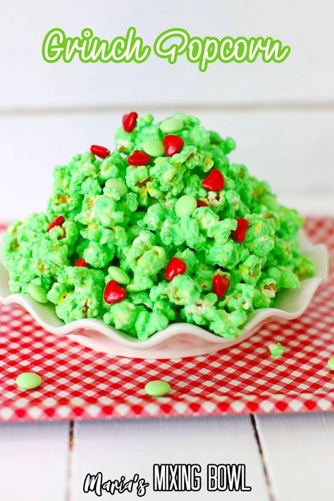 This chocolate covered Grinch popcorn is a deliciously sweet holiday treat that's so easy to make, so festive, and so delicious! Green Grinch Food, Grinch Puppy Chow, Grinch Goodies, Grinch Foods, Grinch Popcorn Recipe, Grinch Recipes, Christmas Popcorn Recipes, Grinch Food, Grinch Popcorn