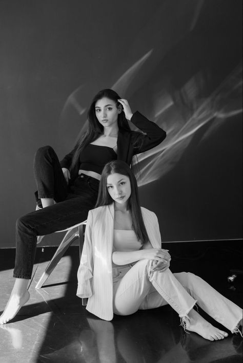 3 Models Photoshoot Editorial, 2 Models Photoshoot Poses, 2 Sisters Poses, Photoshoot Ideas For Two People, Duo Studio Photoshoot, Vogue Group Photoshoot, Business Partner Photoshoot Best Friends, Group Studio Shoot, Bestie Studio Photoshoot