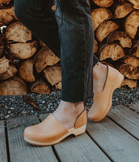 Brett low closed-back clogs in ecru veg tan | Sandgrens Sandgrens Clogs, Clogs Outfit, Clogs Style, Wooden Clogs, Elegant Shoes, Leather Clogs, Womens Clogs, Dexter, Point Of View