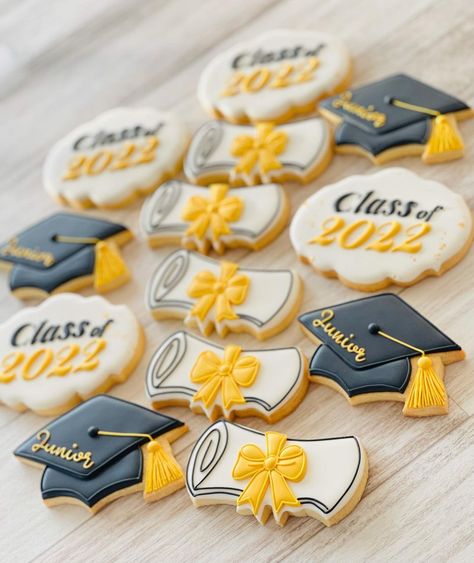 Class Of Cookies Decorated, Graduation Cookies 2020, College Graduation Cookies Decorated, Graduation Cookie Designs, Black And Gold Graduation Cookies, Graduation Cap Cookies Decorated, Cookies For Graduation Party, Class Of 2024 Cookies, Grad Sugar Cookies