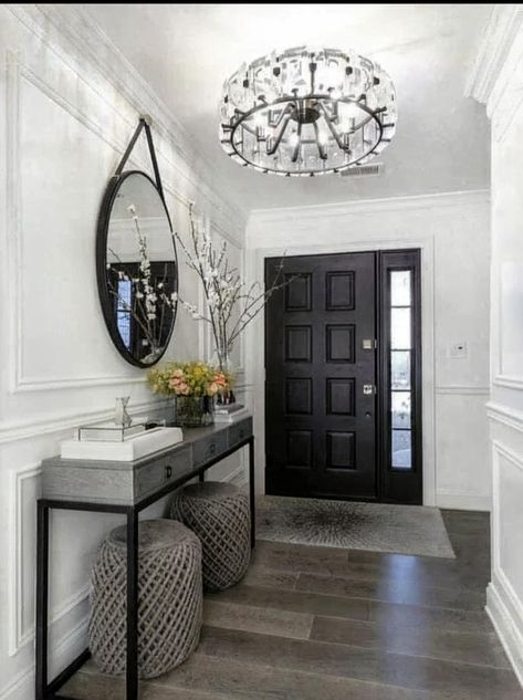 Entry Makeover, Foyer Ideas, House Country, Entryway Table Decor, Entrance Modern, Hallway Designs, Hal Decor, Foyer Decor, Small Hallway