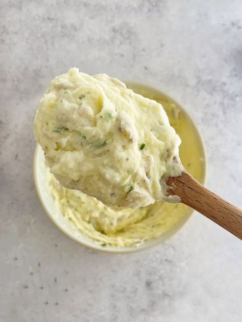 Make-ahead Boursin mashed potatoes are the perfect Thanksgiving recipe! These Boursin cheese mashed potatoes are easy, herby, and delicious! If you're looking for the perfect mashed potatoes for Thanksgiving, then look no further! These Boursin whipped potatoes are full of garlic, fresh chives, and are completely butter-free. Plus, they're incredibly easy and can be made up to 2 days ahead of time, then heated up on Thanksgiving in the slow cooker or over the stove! Mashed Potatoes For Thanksgiving, Boursin Mashed Potatoes, Oven Beef Stew, Cheese Mashed Potatoes, Whipped Potatoes, Perfect Mashed Potatoes, Boursin Cheese, Thanksgiving Recipe, Potted Beef