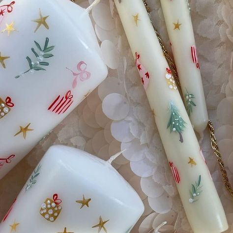 Bougie Wax on Instagram: "Candle restock day ✨🎄🕊️🌙 tonight at 7:30 ❤️ . . . #christmascandles #handpaintedcandles #paintedcandles #paintedcandle #handpaintedcandle #christmasdecor #christmascrafts #christmasdecorations #christmas" Painted Candle Sticks Christmas, Christmas Painting Crafts For Adults, Painted Candlesticks Diy Christmas, Wax Painted Candles Diy, How To Paint On Candles, Christmas Party Diy Decorations, Candel Painting Idea, Painting Christmas Candles, Christmas Candle Painting Ideas