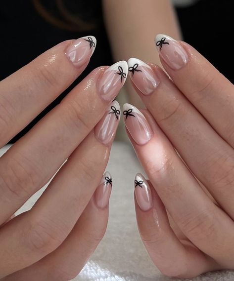 Thanksgiving Nails Natural, New York Aesthetic Nails, Paris Nails Aesthetic, Nails Asthetics Ideas, Back To College Nails, Nail Ideas Coffin Medium, Ttpd Nail Ideas, Autumn Nails Ideas 2024, French Tip With Bow Nails