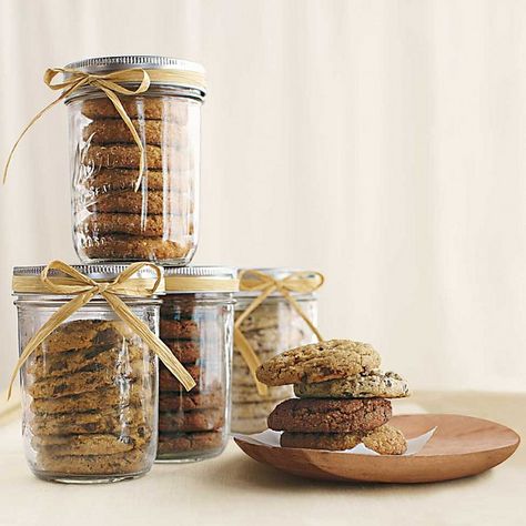 Cookies in Jars ...used bicycle print fabric on lids. Favors for friends for the Oct b'day party. Cookie Gift Packaging, Cookie Jar Gifts, Biscuits Packaging, Organic Cookies, Diy Food Gifts, Jar Packaging, Dessert Packaging, Cookie Packaging, Perfect Cookie