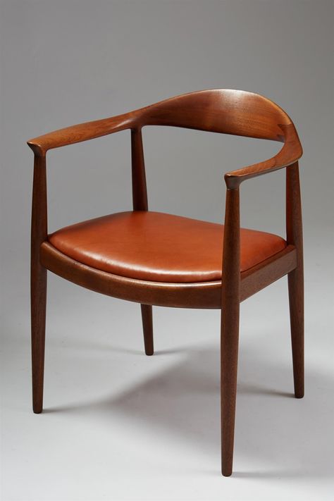 "The Chair", designed by Hans Wegner for Johannes Hansen, Denmark. 1950's. — Modernity Classic Chair Design, Wegner Chair, Modern Retro Furniture, Kursi Bar, Danish Chair, Furniture Design Chair, Danish Furniture Design, Futuristic Furniture, Eames Chairs