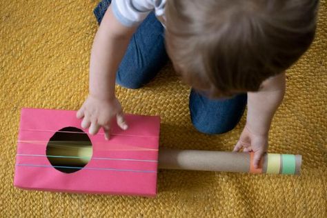 How to Make a Cardboard Box Guitar Diy Musical Instruments For Kids, Easy Fun Crafts For Kids, Upcycle Toys, Easy Recycled Crafts, Easy Winter Crafts, Upcycled Items, Recycled Toys, Kids News, Wet Felting Projects