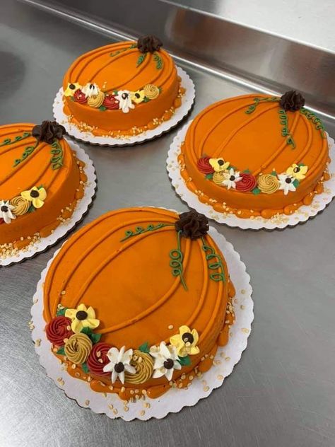 Fall Cakes Decorating Autumn Leaves, Fall Chocolate Cake Decorating, Fall Design Cakes, Cute Fall Cupcake Designs, Cake Pumpkin Decoration, Turkey Cake Decorating Ideas, Easy Fall Birthday Cake Ideas, Easy Thanksgiving Cake Decorating Ideas, Halloween Cakes Decorating