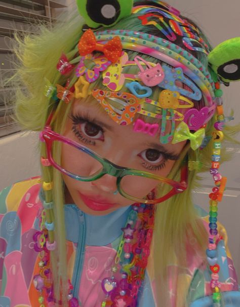 Decora Outfits Aesthetic, Decora Clothes, Kidcore Hair, Neon Outfit Ideas, Decora Kei Outfits, Decora Kei Aesthetic, Decorakei Fashion, Cybr Grl, Dark Decora Fashion Outfits