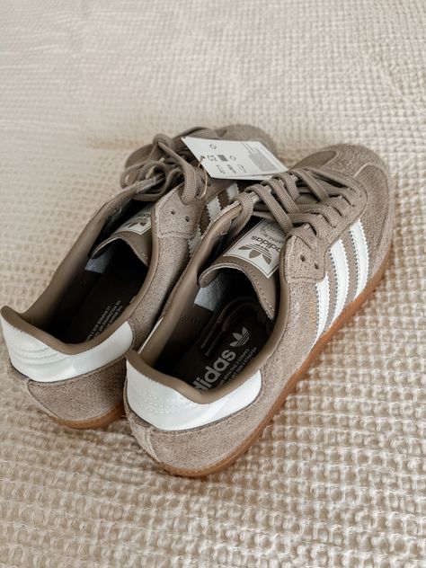 Adidas Samba Tan, Brown Sambas Adidas Women Outfit, Tan Samba Outfit, Samba Xlg Outfits Women, Sneakers Spring 2024, Adidas Samba Platform Outfit, Adidas Samba Beige Outfit, Beige Samba Outfit, Cute Sneakers Outfit