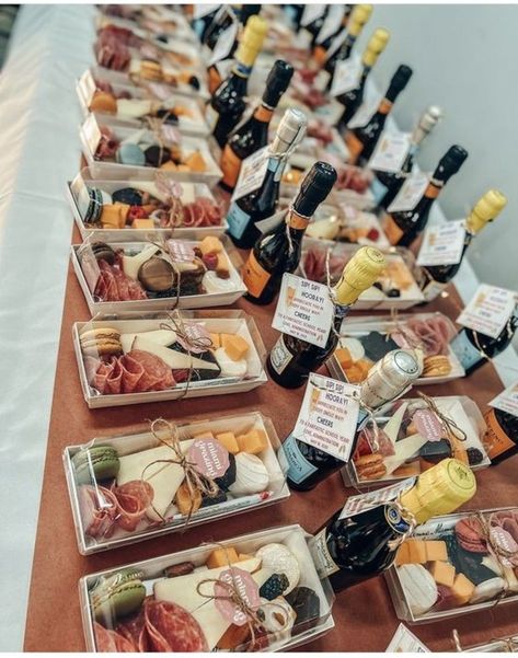 Charcuterie Party Favors, Boxed Charcuterie Board Ideas, Personal Charcuterie Board Ideas, Luxury Picnic Food Ideas, Charcuterie Favors, Charcuterie Personal, Personal Charcuterie Box Ideas, Individual Grazing Boxes, Wedding Grazing Table Ideas