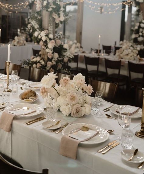 Neutrals And Gold Wedding, Taupe Wedding Theme Table Settings, Wedding White Table Setting, Cream Wedding Table Setting, Ruzmarin Za Svatove, Champagne Table Decor, Neutral Wedding Table Setting, Beige Wedding Theme, Elegant Neutral Wedding