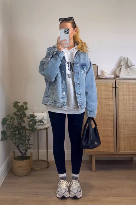 Casual Autumn Outfits Leggings, Casual Outfits Doc Martens, Scandinavian Leggings Outfit, Jacket Jeans Winter Outfit, 5’2 Female Outfits, Autumn Style Curvy, Jean Jacket On Jeans Outfit, Outfits With Long Jean Jackets, Autumn Outfits With Leggings