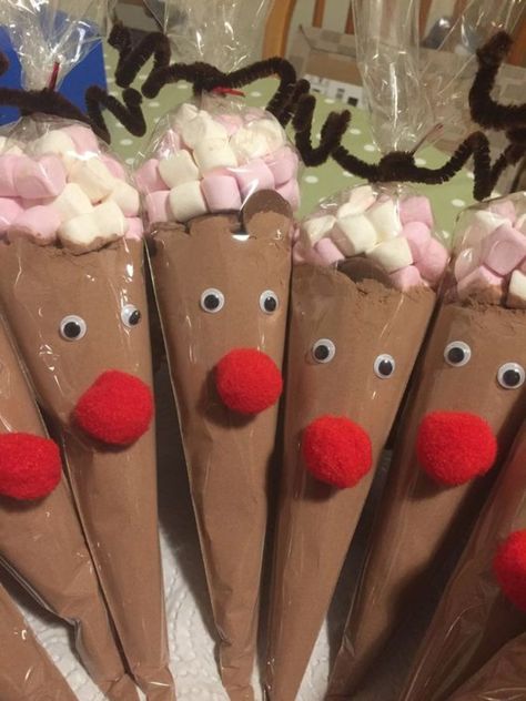 Reindeer Cones, Reindeer Hot Chocolate Cones, Homade Christmas Gifts, Hot Chocolate Cones, Christmas Treats To Make, Reindeer Hot Chocolate, Candy Sleigh, Handprint Christmas Tree, Chocolate Cone