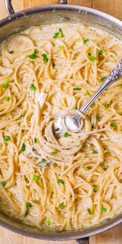 Italian Pasta Sauce, Cream Sauce Pasta, Garlic Spaghetti, Resep Pasta, Cream Pasta, Garlic Pasta, Pasta Sauce Recipes, Creamy Pasta, Easy Pasta Recipes