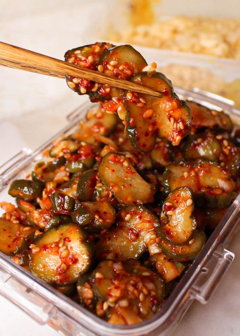 Korean Pickles Recipe, Korean Pickled Cucumber, Korean Cucumber, Korean Side Dishes, Kimchi Recipe, Spicy Pork, Korean Dishes, Think Food, Pickling Recipes