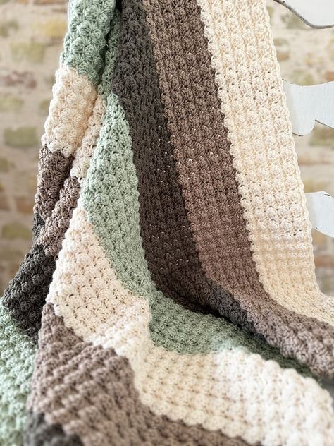 Looking for a simple crochet baby blanket pattern? This beginner-friendly design is perfect for creating a cozy, soft blanket with easy stitches (the blanket stitch) and beautiful results. Follow the easy pattern to make a heartfelt handmade gift for any little one! Crochet Patterns Blanket Beginner, Crochet Blanket Patterns Quick, Baby Blanket Chrochet, Free Simple Crochet Blanket Patterns, Toddler Crochet Blanket Boy, Crochet Simple Blanket Free Pattern, Crochet Blanket Pattern 2 Colors, Trendy Baby Blankets Free Pattern, Mini Bean Stitch Crochet Blanket