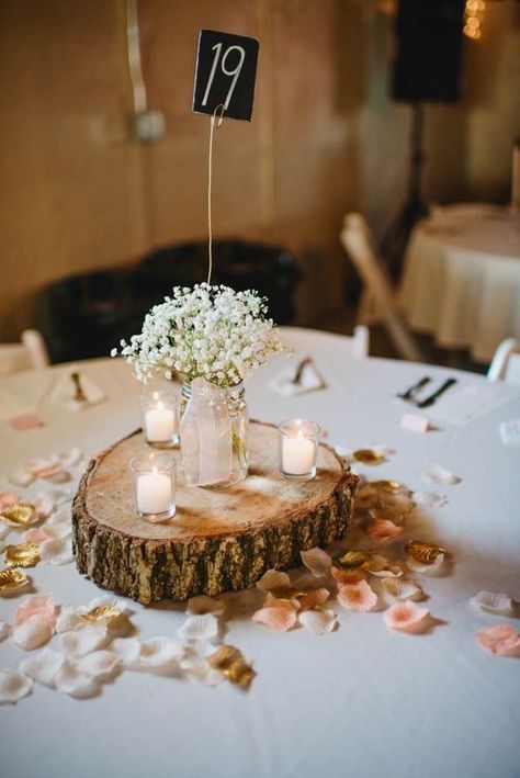 Barn Wedding Centerpieces, Reception Theme, Rustic Barn Wedding Decorations, Unique Rustic Wedding, Wedding Organiser, Rustic Table Decor, Country Barn Weddings, Tafel Decor, Rustic Wedding Reception