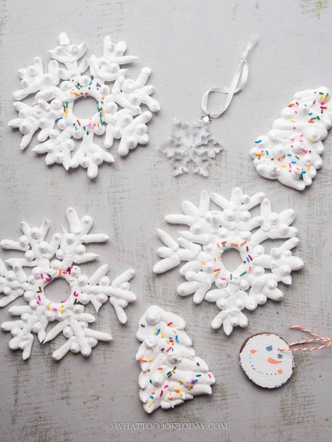 Easy Snowflake Meringue Cookies Snowflake Meringue, Easy Snowflake, Meringue Cookie Recipe, Simple Snowflake, Winter Wonderland Baby Shower, Holiday Goodies, Cooking Classes For Kids, Crunchy Cookies, Meringue Cookies