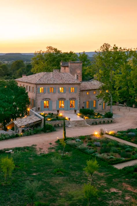 Exterior view of a castle in the south of France surrounded by trees, during the sunset South Of France House, French Country Houses, Vineyard House, Architecture Styles, Homes In France, France Country, Houses In France, France Aesthetic, Castle Aesthetic