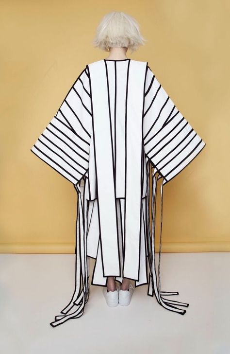 Avant-garde 1960’s Mumu love the piped pleating the drama of the black on white Sculptural Fashion, Couture Mode, Looks Chic, Inspiration Mode, Mode Vintage, Mode Inspiration, Fashion Details, Costume Design, Festival Outfits