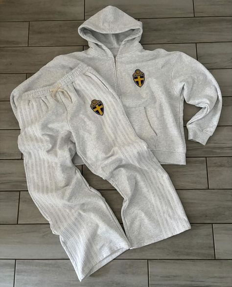 @rangekapital is taking it back to basics with their swedish soccer sweatsuits that are in extreme high demand 💨 both garments boast a hefty 1000 GSM composition and come in just one clean colorway ☁️ Bottoms are wide-leg & tops have a cropped fit, both adorned with custom-branded kapital soccer crest patches Gray Sports Pants, Cod Set, Corduroy Pants Outfit, Street Fits, Tracksuit Outfit, Tracksuit Men, Y2k Men, Fits Inspo, Concert Outfits