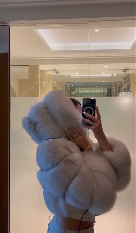 White Fur, Winter Fits, Winter Aesthetic, Mode Inspo, A Mirror, Insta Photo Ideas, Mode Inspiration, Baddie Outfits, Winter Fashion Outfits