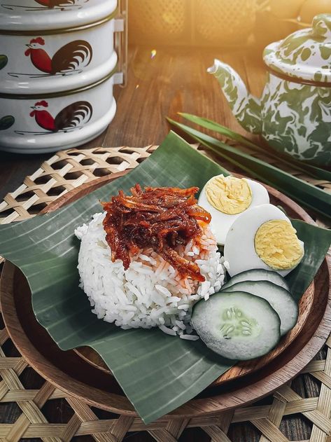 Nasi Lemak Pandan, Malaysian Breakfast Ideas, Malay Food Photography, Nasi Lemak Photography, Malaysian Food Photography, Malay Breakfast, Pandan Leaf, Asian Food Photography, Malaysia Food