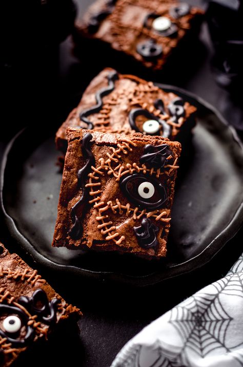 Turn traditional brownies into an iconic Hocus Pocus themed treat! Use my recipe for my favorite homemade fudgy brownies, your favorite go-to brownie recipe, or even a box mix. Just don't forget the eyeball! Spellbook Brownies, Hocus Pocus Brownies, Book Brownies, Hocus Pocus Book, Cheesecake Swirl Brownies, Hocus Pocus Spell, Hocus Pocus Spell Book, Halloween Food Dinner, Brownies From Scratch