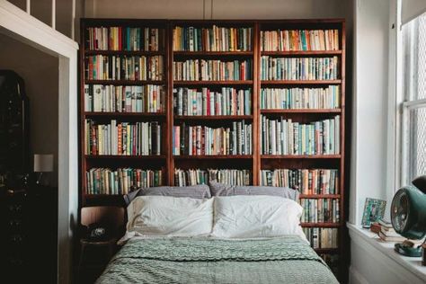 Decor inspiration for bookworms, including this beautiful bedroom which keeps books right in reach. Bookish Bedroom, Home Library Design Ideas, Creative Headboard, Bedroom Library, Bookshelf Headboard, Lots Of Books, Library Bedroom, Bookshelves In Bedroom, Home Library Design