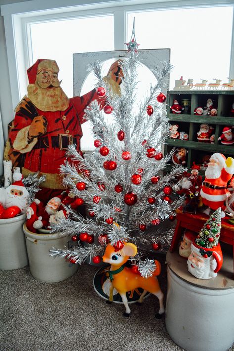 Christmas Home Tour 2022 Christmas Decor Retro, Nostalgic Christmas Tree Decorating Ideas, Nastolgic Christmas Aesthetic, Decorating With Vintage Christmas Items, 70s Christmas Decor, Vintage Santa Tree, Vintage Christmas Display Ideas, Sewing Room Christmas Tree, Vintage Christmas Booth Display Ideas