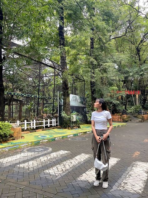 Aesthetic Zoo Outfit, Caption For Zoo Pictures, Singapore Zoo Outfit, Zoo Outfit Aesthetic, Mom Zoo Day Outfit Summer, Outfits For The Zoo Spring, Aesthetic Zoo Pictures, Outfit Zoo Date, Zoo Pose Ideas