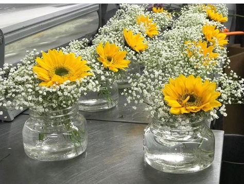 Simple Centerpieces Wedding Table Decor, Sunflowers Centerpieces For Party, Fresh Flowers Centerpieces Simple, Simple Flower Centerpieces Mason Jars, Sunflower Theme Centerpieces, Diy Sunflower Arrangements, Yellow Centerpieces Birthday, Small Floral Table Centerpiece, Simple Daisy Centerpieces