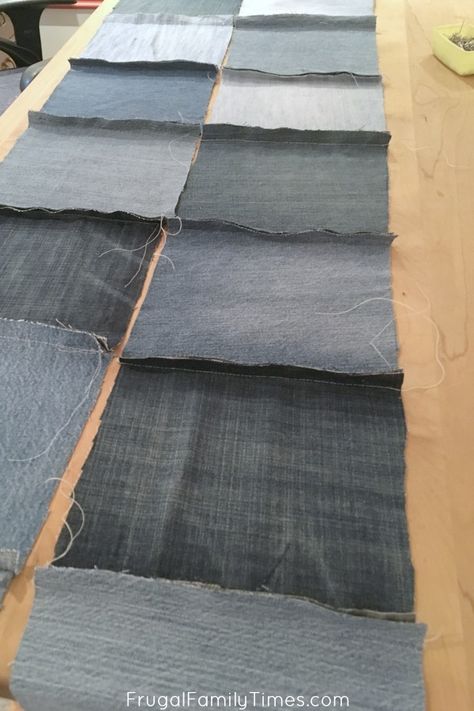 Demin Quilts Free Pattern, Quilts Made From Old Blue Jeans, How To Make A Jean Quilt, Denim Quilt Ideas Free Pattern, Easy Denim Quilt, Denim Quilt Patterns Old Jeans, Jean Quilt Ideas Simple, Levi Quilts Ideas, Denim Quilt Patterns Free