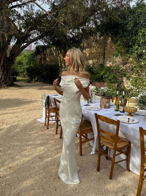 White Graduation Dress Aesthetic, Effortless Wedding Dress, Mediterranean Wedding Dress, Hamptons Wedding Aesthetic, Simple Wedding Dress Short, Mallorca Wedding, Rehearsal Dinner Outfits, Robes Glamour, Wedding Moodboard