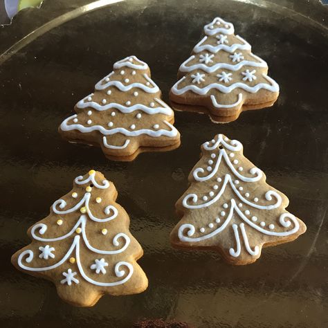 Gingerbread Designs Ideas, Gingerbread Decoration Ideas, Gingerbread Cookie Decorating Ideas, Christmas Cookies Decorated Ideas, Gingerbread Tree Cookies, Gingerbread Designs, Jul Kaka, Christmas Sugar Cookies Decorated, Gingerbread Ideas