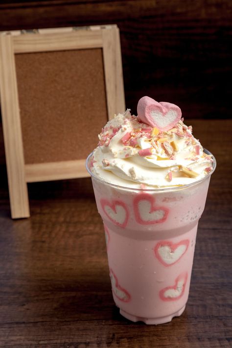 Essen, Sweet Drinks Aesthetic, Milk Ideas Drinks, Pink Milkshake Aesthetic, Milk Shake Ideas, Cute Pink Drinks, Me As A Drink, Whipped Cream Drinks, Food & Drinks