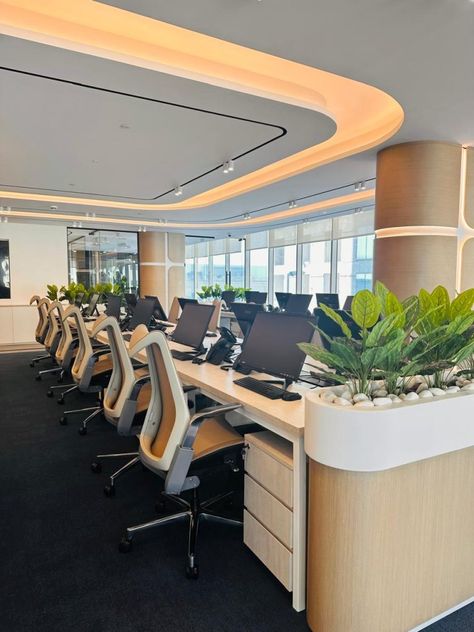 Premium office furniture inside an office in Dubai Workstation Office Workspace, Md Cabin, Workstation Design, Furniture Store Design, Organized Workspace, Workstations Design, Modern Office Furniture, Interior Design Process, Cable Management System