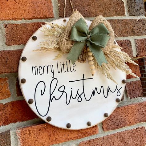 Boho Christmas Door Hanger, Boho Door Hanger, Door Rounds, Wooden Rounds, Christmas Boho, Wooden Christmas Crafts, Rusty Nail, Door Signs Diy, Door Wreaths Diy