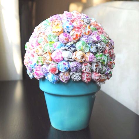 Dum-Dum flower pot Lollipop Centerpiece, Candy Topiary, Lollipop Tree, Kerajinan Diy, Dum Dums, Pot Food, Bar A Bonbon, Ge Bort, Styrofoam Ball