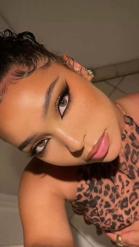 Cat Eye Smokey Makeup, Cat Eye Pink Makeup, Makeup For Leopard Outfit, Cat Like Makeup, Lepord Halloween Outfit, Vegas Makeup Ideas, Soft Cat Eye Makeup, Leopard Print Makeup, Leopard Halloween