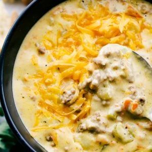 Cheeseburger Soup - The Recipe Critic Cheeseburger Soup The Recipe Critic, Cheese Burger Soup Recipes, Broccoli Cheese Soup Recipes, Hamburger Soup, Cheeseburger Soup, Recipe Critic, Creamy Soup, Oven Recipes, Easy Soups