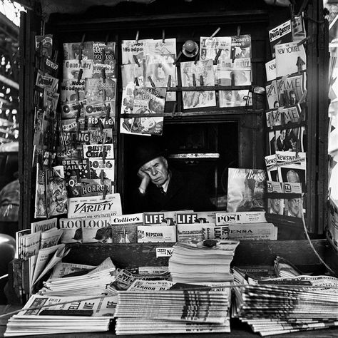 Vivian Maier Street Photographer, Vivian Mayer, Newspaper Stand, Photo New York, Diane Arbus, Robert Doisneau, Vivian Maier, Foto Art, Street Photographers