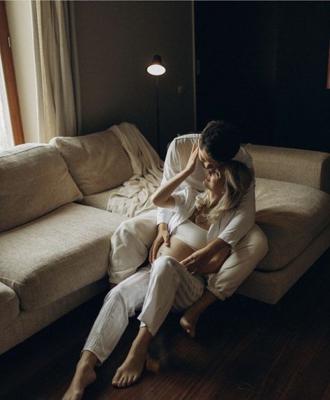 Comfy In Home Maternity Photoshoot, Maternity Photoshoot Home Ideas, Maternity Photoshoot Bedroom, Lifestyle Home Maternity Session, Film Maternity Photography In Home, Couple Maternity Pictures At Home, Maternity Photography Couch, Maternity Photos On Bed, Maternity Photos On Couch