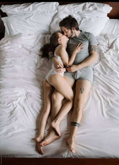 Kissing Poses, Morning Bed, Hugs And Kisses Couples, Sleeping Pose, Man Hug, Couple Poses Drawing, Couple Sleeping, Image Couple, Romantic Couple Kissing