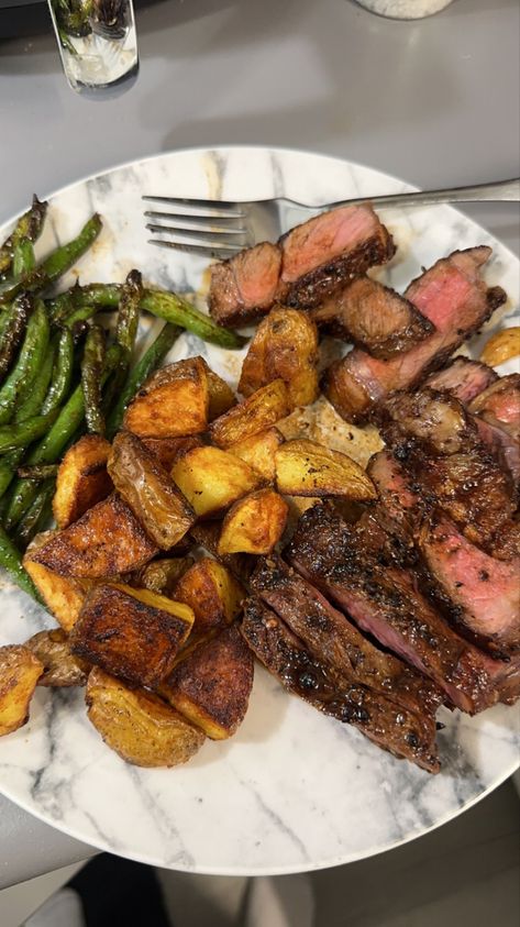 Strip steak roasted potatoes and sautéed green beans for dinner Diet Dinner Meals, Steak Potatoes And Green Beans, Steak Green Beans Potatoes, Good Steak Recipes Dinners, Steak Dinner Plate, Healthy Eating Steak, Dinner Dishes Family, Steak And Potatoes Aesthetic, Healthy Dinner Ideas Aesthetic