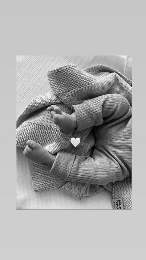 Discreet Baby Announcement, Baby Pictures Aesthetic, Baby Hospital Photos, Black White Pictures, Newborn Hospital Pictures, Baby Hospital Pictures, Baby Boy Newborn Photography, Foto Newborn, Baby Announcement Pictures