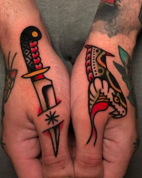 Dennis Gutierrez on Instagram: “Fingers fun from yesterday at @ltwtattoo #ltwtattoo #barcelona #traditionaltattoo thanks!” Trad Hand Tattoo, Hand Tattoo Traditional, Wolf Hand Tattoo, Traditional Hand Tattoo, Old School Ink, Tattoo Culture, Finger Tats, Traditional Tattoo Sleeve, Traditional Tattoo Design