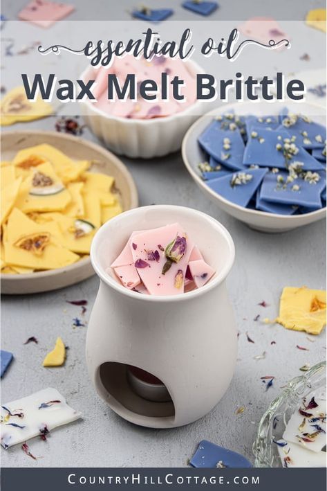 See how to make pretty DIY wax brittle! Homemade scented soy wax bark is an natural recipe to make your house smell amazing and provide relaxation. Learn the best wax melt hacks, different essential oil blends and designs, packaging ideas, tips for reuse, removal from the burner/warmer and storage to make them last longer. This easy cute wax melts recipe is quick craft project and an easy handmade gift idea. #waxbrittle #waxmelts #essentialoils #homefragrance #soywax | countryhillcottage.com Wax Melts Recipes, Make Your House Smell Amazing, Wax Brittle, Natural Wax Melts, Best Wax Melts, Diy Candles Easy, Diy Wax Melts, Diy Gifts To Make, Candle Melts