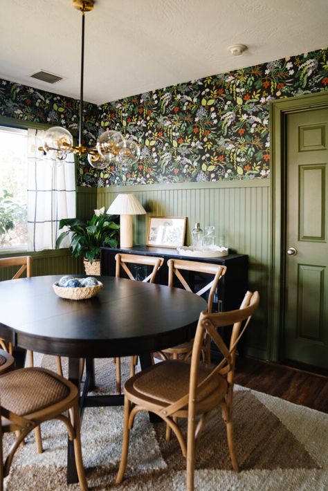 Room Wallpaper Green, Dining Room With Wallpaper, Room With Wallpaper, Wallpaper Dining Room, Moody Dining Room, Wallpaper Dining, Magic Decor, Incredible Wallpaper, Dark Dining Room